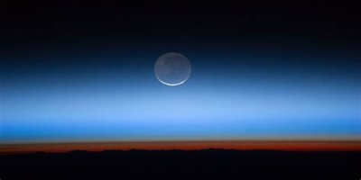 How to See the Moon's Ghostly 'Da Vinci Glow' Phenomenon